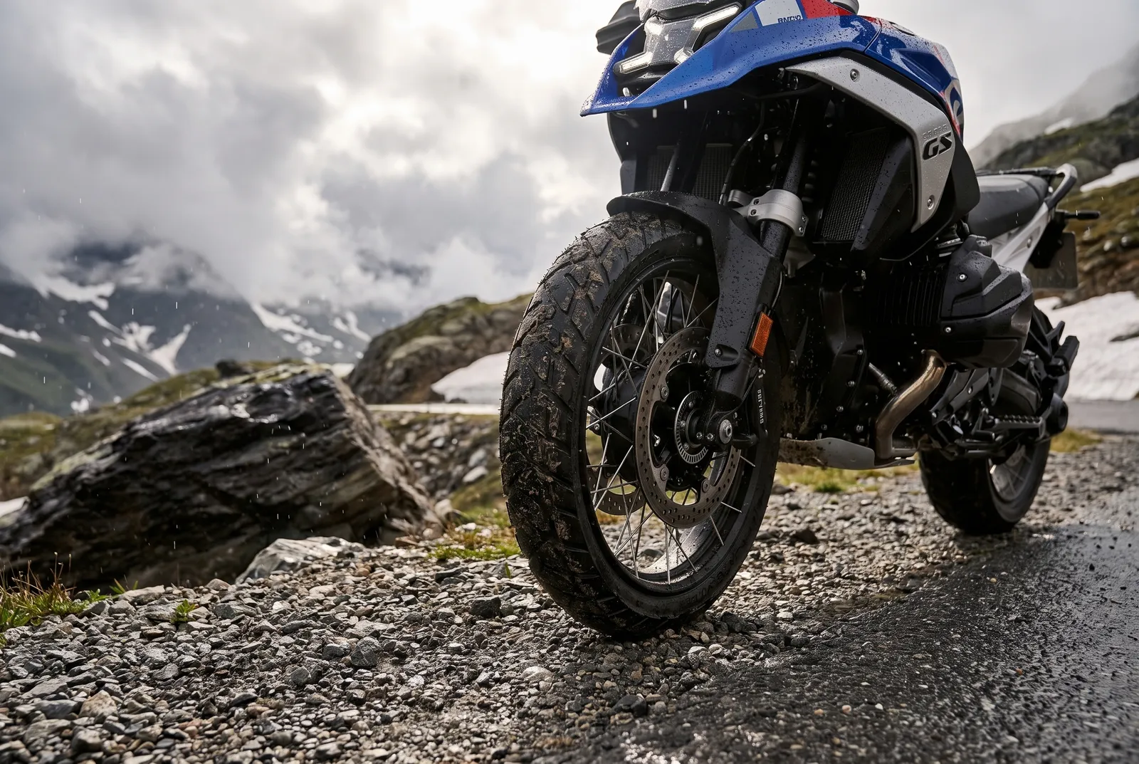 Ein Praxistest zeigt, wie sich der neue Continental TKC 80 auf R 1250 GS und R 1300 GS zwischen nasser Straße und losem Schotter schlägt.